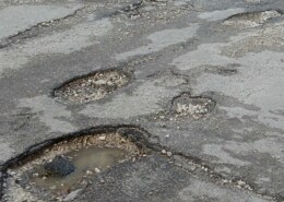 Considerata e premessa la situazione di dissesto in cui si trova il comune, sono comunque previsti, nei prossimi mesi, interventi di manutenzione alle strade? Ci sono delle strade importanti, come via G. Caso in primis, o via Pigna Pioppetelli, che necessitano davvero di essere sistemate. Alcune strade Piedimontesi, come quelle citate, sono spesso causa di danni alle auto, anche importanti.